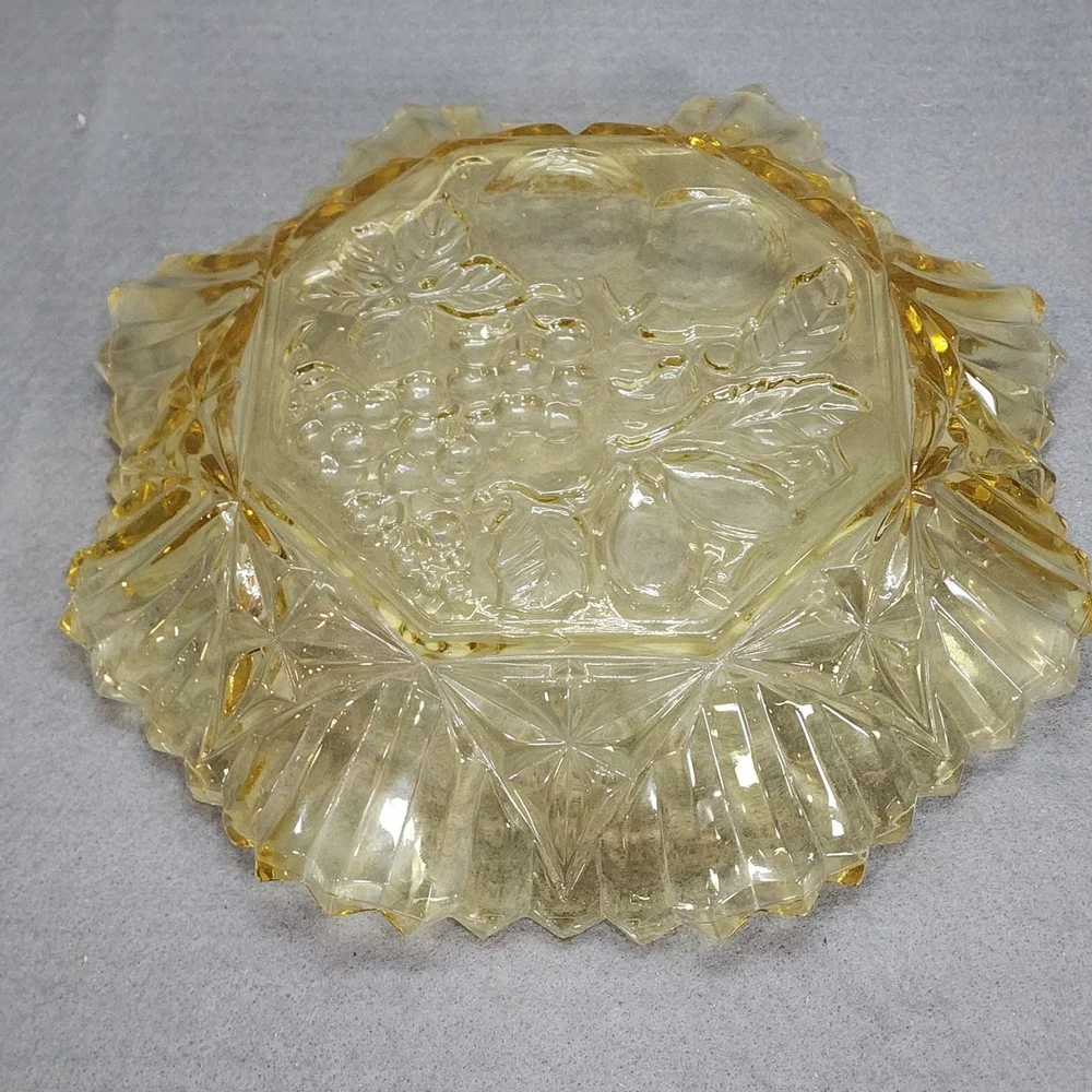 Vintage‎ Amber Glass Fruit Bowl Scalloped Starburst Embossed Grapes Yellow 9.5in